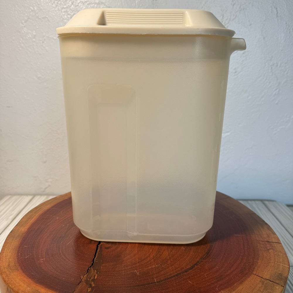 Rubbermaid Servin Saver Pitcher 1.5 Qt 1.4 L Translucent Almond Lid 0922 Vintage
